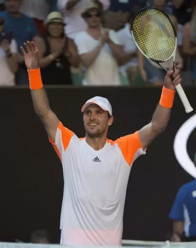 中超激烈冲突！阿苏埃怒推邓涵文，10人互相推搡，替补球员入场