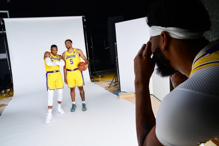 同时通过经 同时通过经